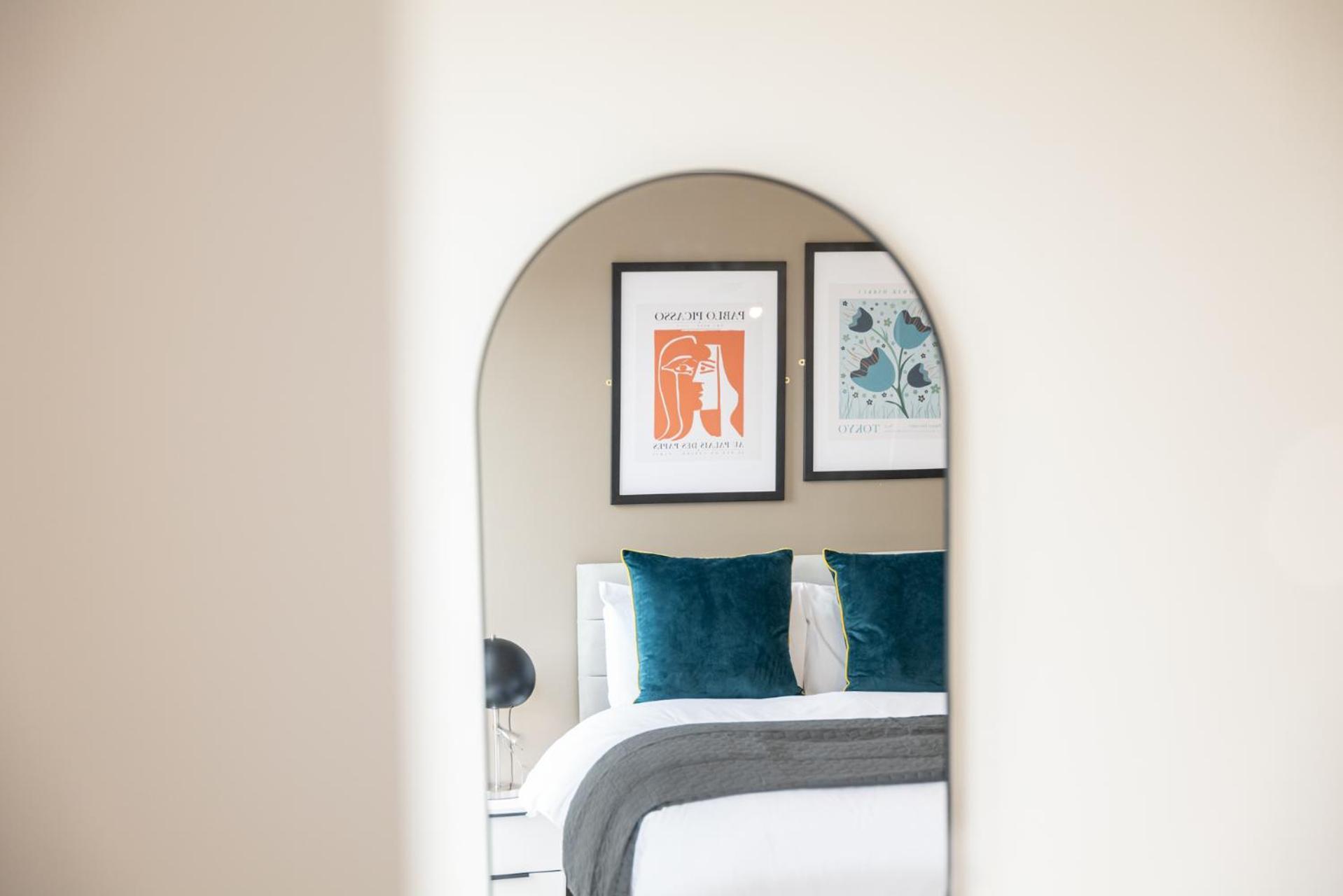 Host & - Richmond Place 206